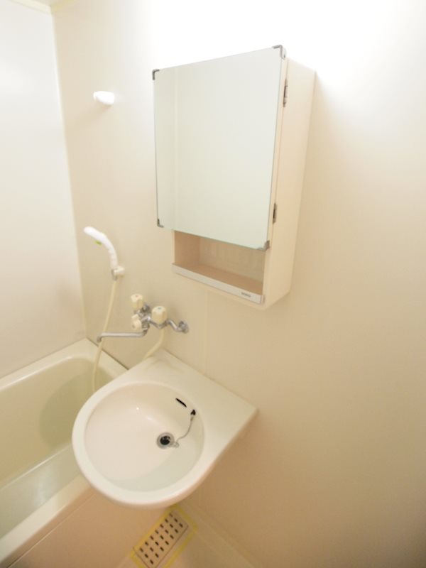 洗面設備　広い脱衣所付き。