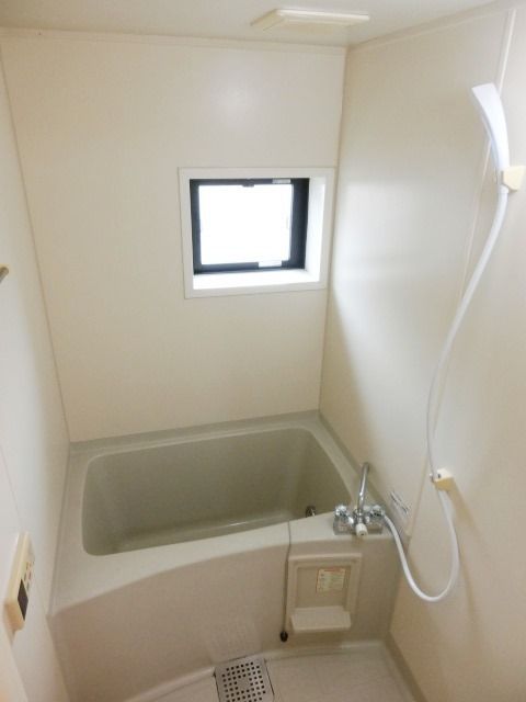 バス・シャワールーム　窓があるので換気しやすいバスルームです