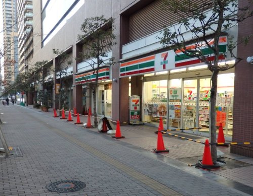 コンビニ　コンビニ（コンビニ）まで972m