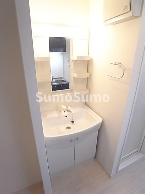 洗面設備　明るい洗面所です