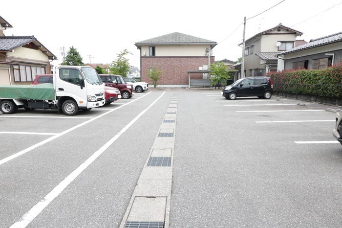 駐車場　駐車場に車を止められます