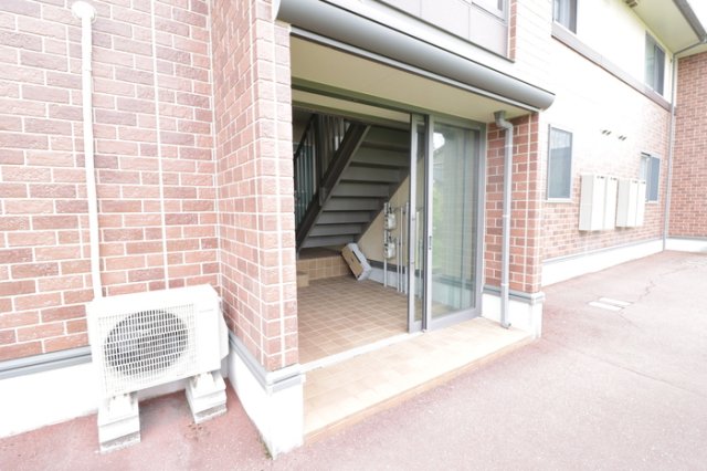 エントランス　落ち着いたエントランスです