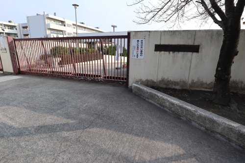 中学校　吹田市立片山中学校（中学校）まで551m