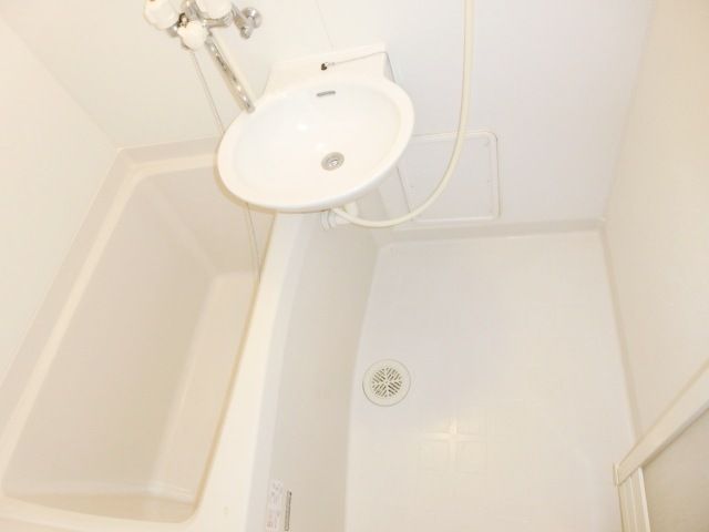 バス・シャワールーム　1日の疲れを洗い流すバスルーム。