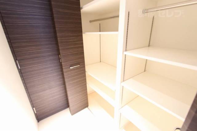 収納　荷物に合わせて棚の位置も変幻自在