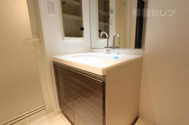 洗面設備　横には収納スペースあり