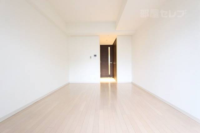 居室・リビング　白色な部屋に品のあるブラウン色の建具です