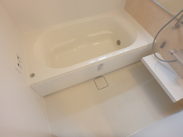 バス・シャワールーム　広めのバスでゆったりした時間を過ごせそうですね。