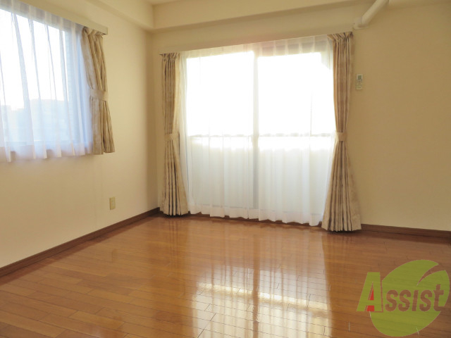 居室・リビング　２方向から光の射しこむ、陽当たりの良いお部屋でございます