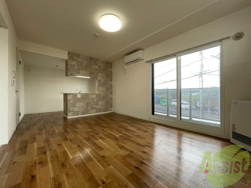 居室・リビング　リビングです。木目のフローリングが落ち着きますね。