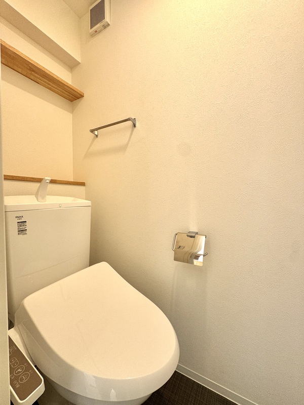 トイレ　白基調で清潔感のある空間