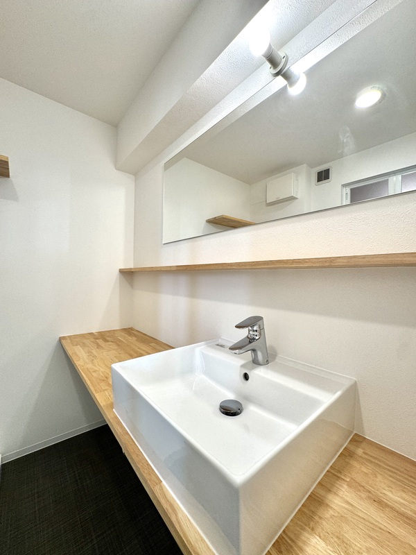 洗面設備　シンプルで機能的な仕様