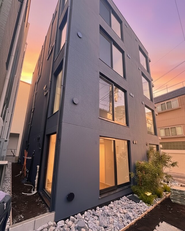 エントランス　昼夜で表情の異なるファサード