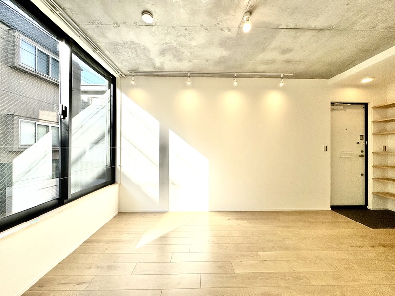 その他部屋・スペース　大きな窓が開放的　※同間取りの２０３号室の写真です