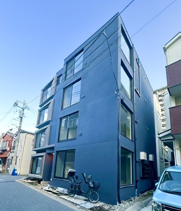 建物外観　直線的でスタイリッシュな外観