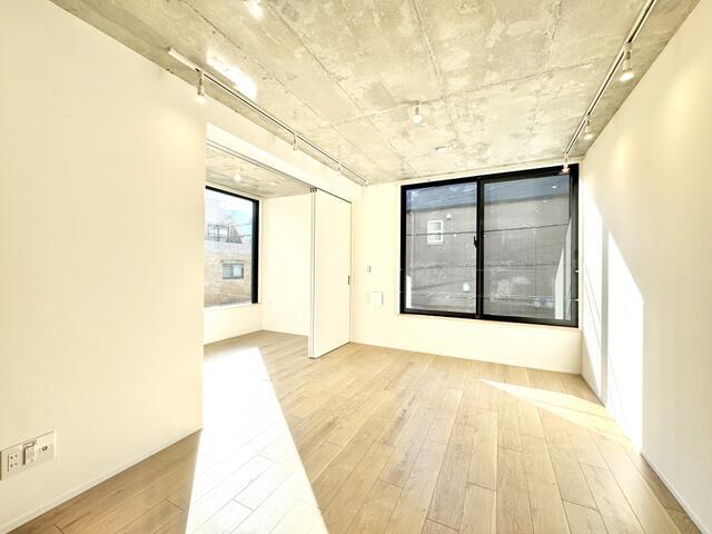 居室・リビング　明るい床材がお部屋をより広く見せます