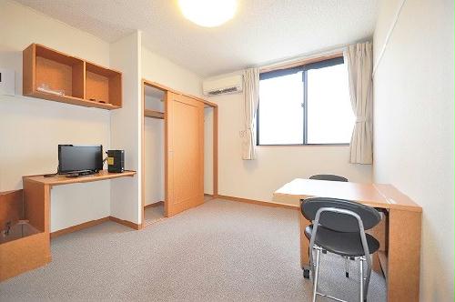 居室・リビング　１階はフローリング、２階は絨毯敷きです。