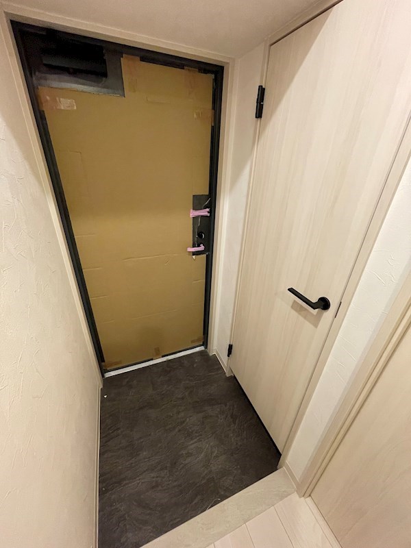 玄関　フローリングはブラウンになります。