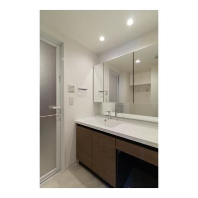 バス・シャワールーム　■キャビネット収納付きの独立洗面台