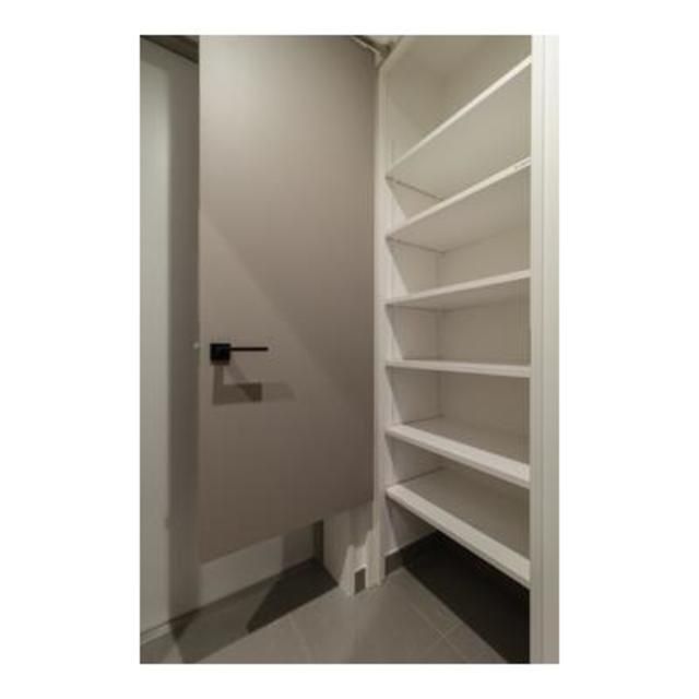 玄関　■モニタ付インターホン付き玄関■シューズラック■ダウンライト