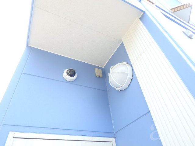 セキュリティ　エントランス上部に24時間防犯カメラ付き