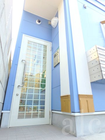 建物外観　オートロック付き　地中海をイメージしたパステルカラー、POP