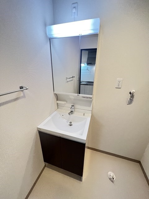 洗面設備　明るい洗面所です