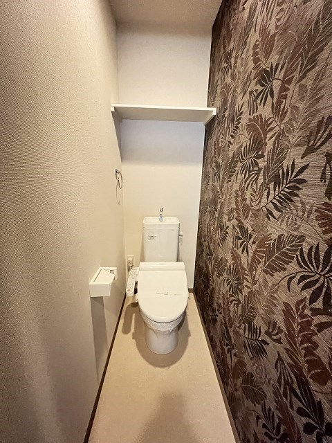 トイレ　落ち着いた色調のトイレです