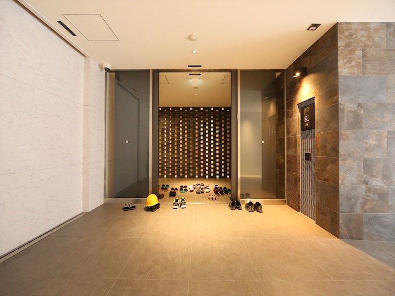 エントランス　エントランス　オートロック付　防犯カメラ有り