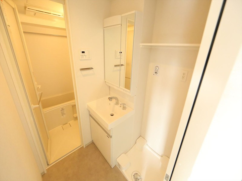 洗面設備　脱衣所　独立洗面台（シャンプードレッサー付）収納スペース有