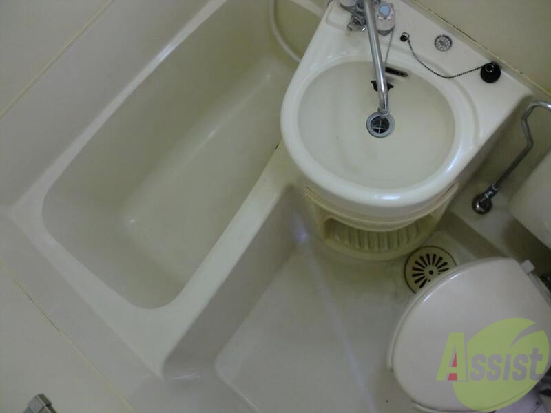 バス・シャワールーム　一般的な３点ユニットです。