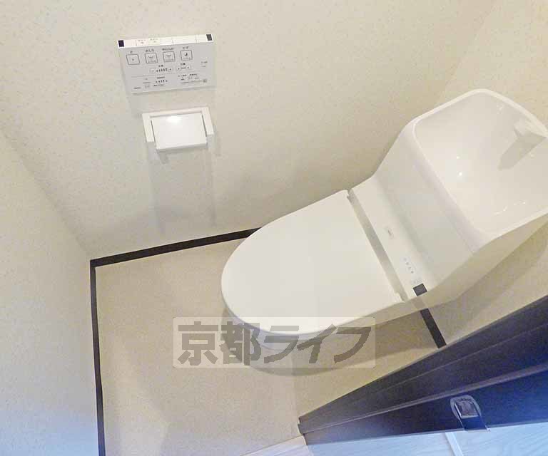 トイレ　ウォシュレット付き。