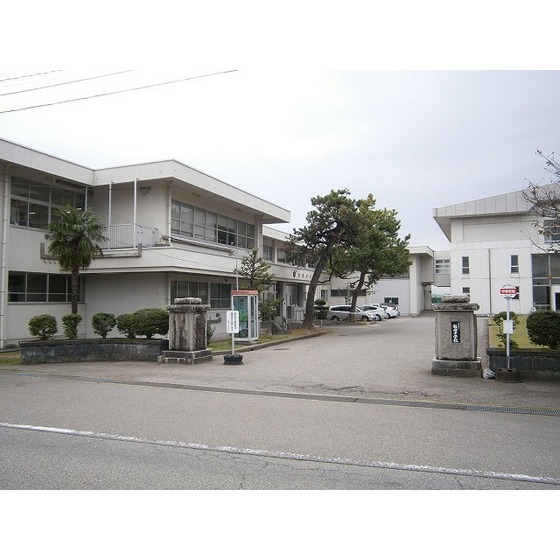 中学校　高岡市立福岡中学校（中学校）まで1842m