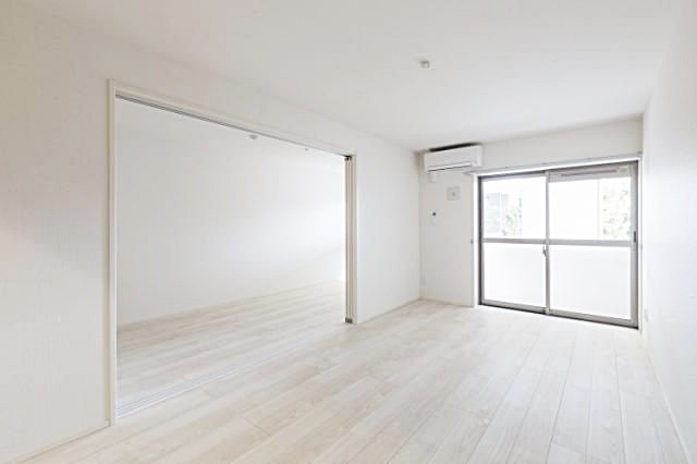 居室・リビング　【WIC完備♪たっぷり収納で新生活を♪】おすすめ物件！