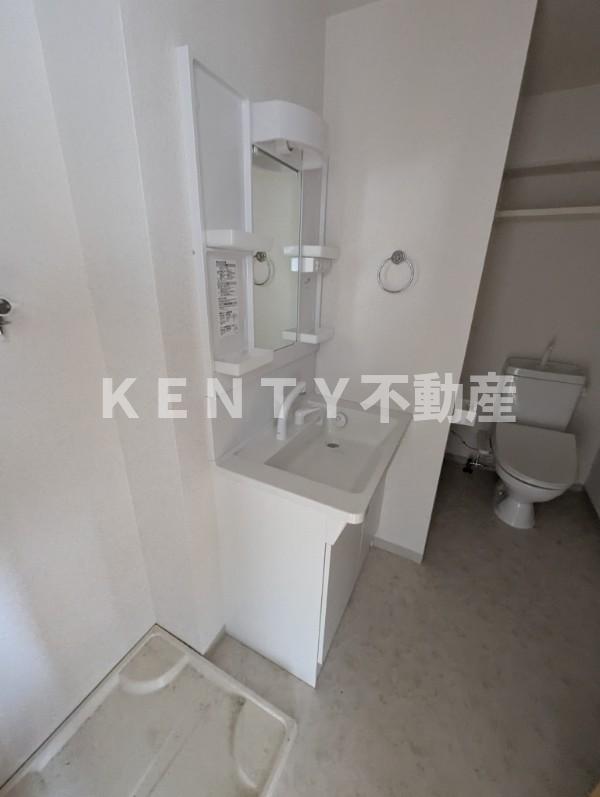 洗面設備　明るい洗面所です