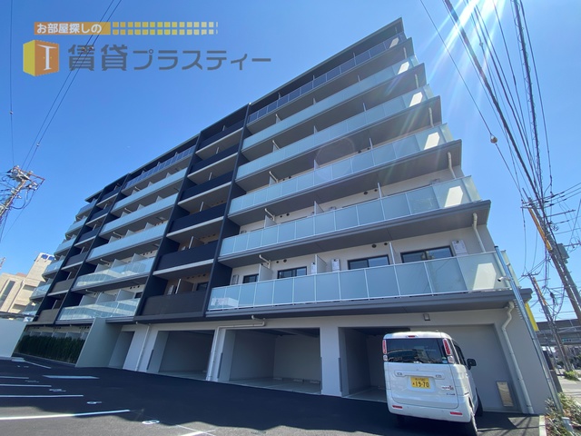 建物外観　ソリッド・グレーで聳え建つ新たなランドマークと。。。