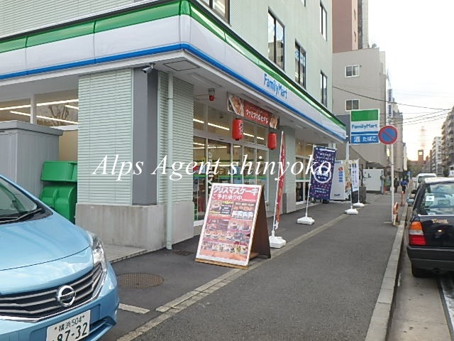 コンビニ　ファミリーマート新横浜店（コンビニ）まで585m