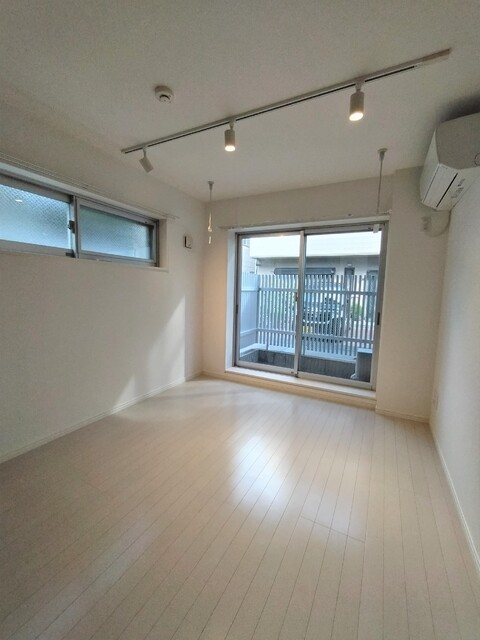 居室・リビング　１階のお部屋ですが、前面道路は生活道路となります☆