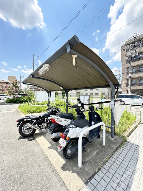 その他共有部分　駐輪場は屋根付きです♪