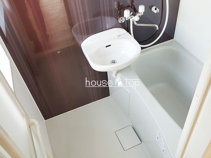 バス・シャワールーム　洗面台付きの浴室