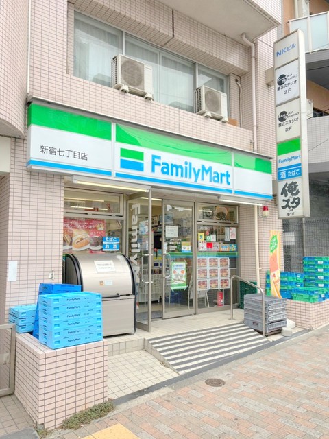 コンビニ　ファミリーマート新宿七丁目店（コンビニ）まで149m