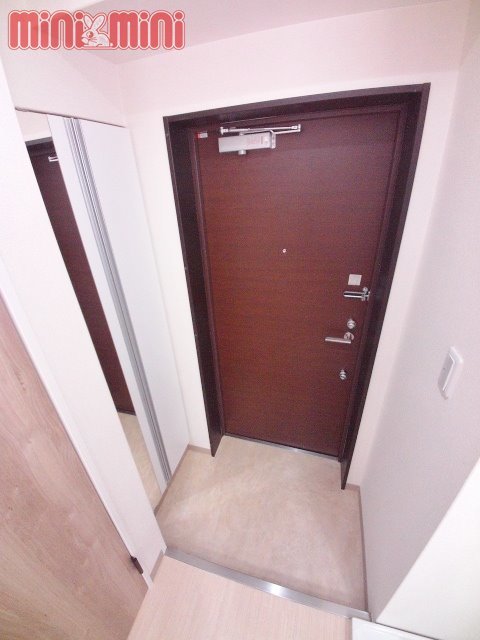 玄関　玄関は大きな鏡がついてますよ