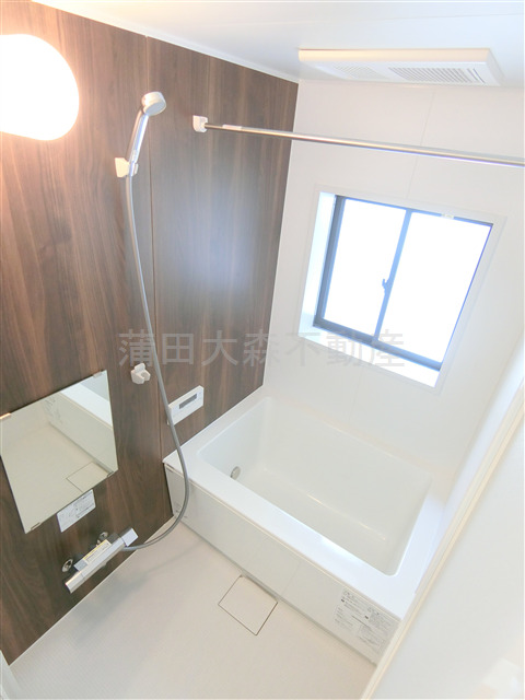 バス・シャワールーム　窓と追焚+浴室乾燥機付きのお風呂