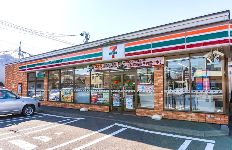 コンビニ　セブンイレブン札幌宮の森4条店（コンビニ）まで311m