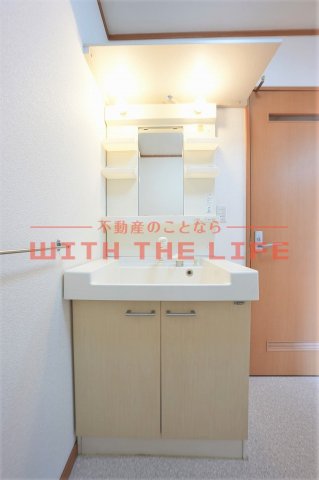 洗面設備　独立洗面化粧台が付いています