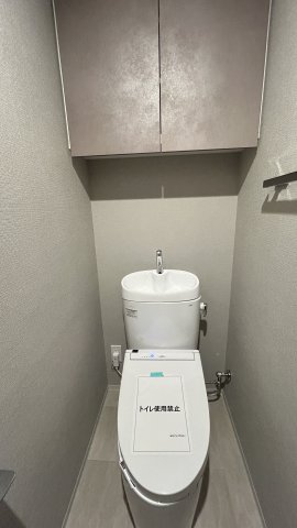 トイレ　収納が多く、ゆったりとした空間のトイレです