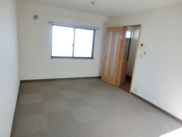 その他部屋・スペース　タイルカーペット張りです