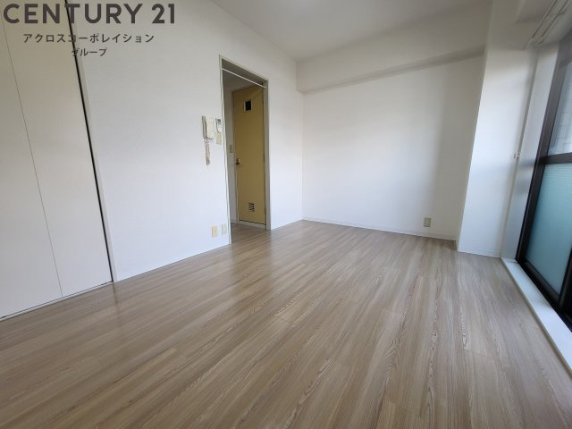 居室・リビング　南向きエアコン付きの9帖の洋室です♪