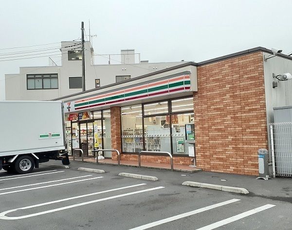 コンビニ　セブン　さいたま鹿手袋店（コンビニ）まで400m