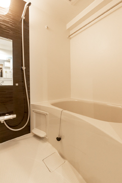 バス・シャワールーム　嬉しい追い焚き・浴室乾燥機付きです♪